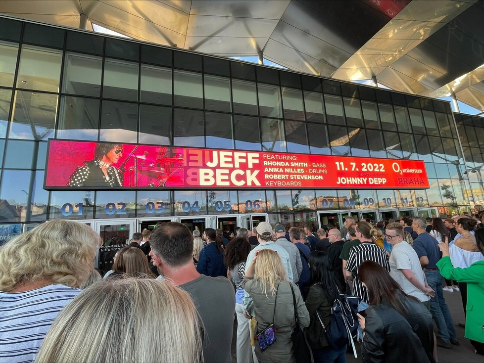 Davy fanoušků už se chystají na koncert.