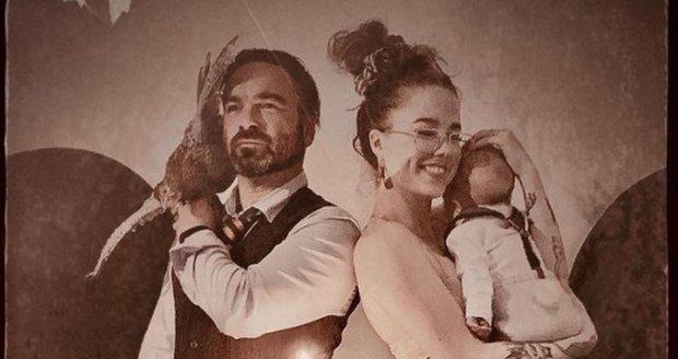 Alaina Meyerová a Johnny Galecki, a jejich syn Avery