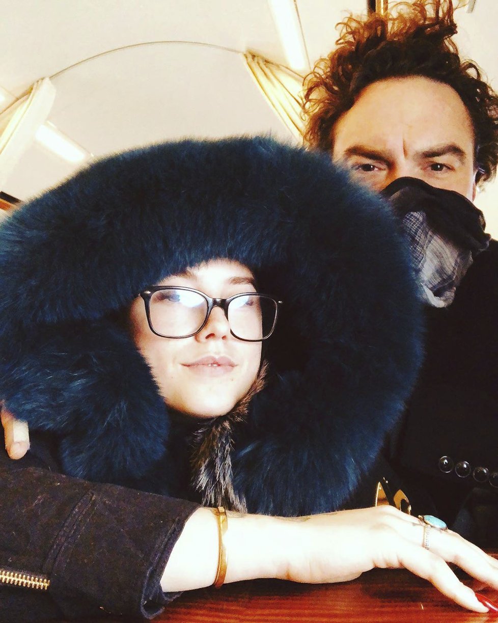 Johnny Galecki s modelkou Alainou Mayerovou