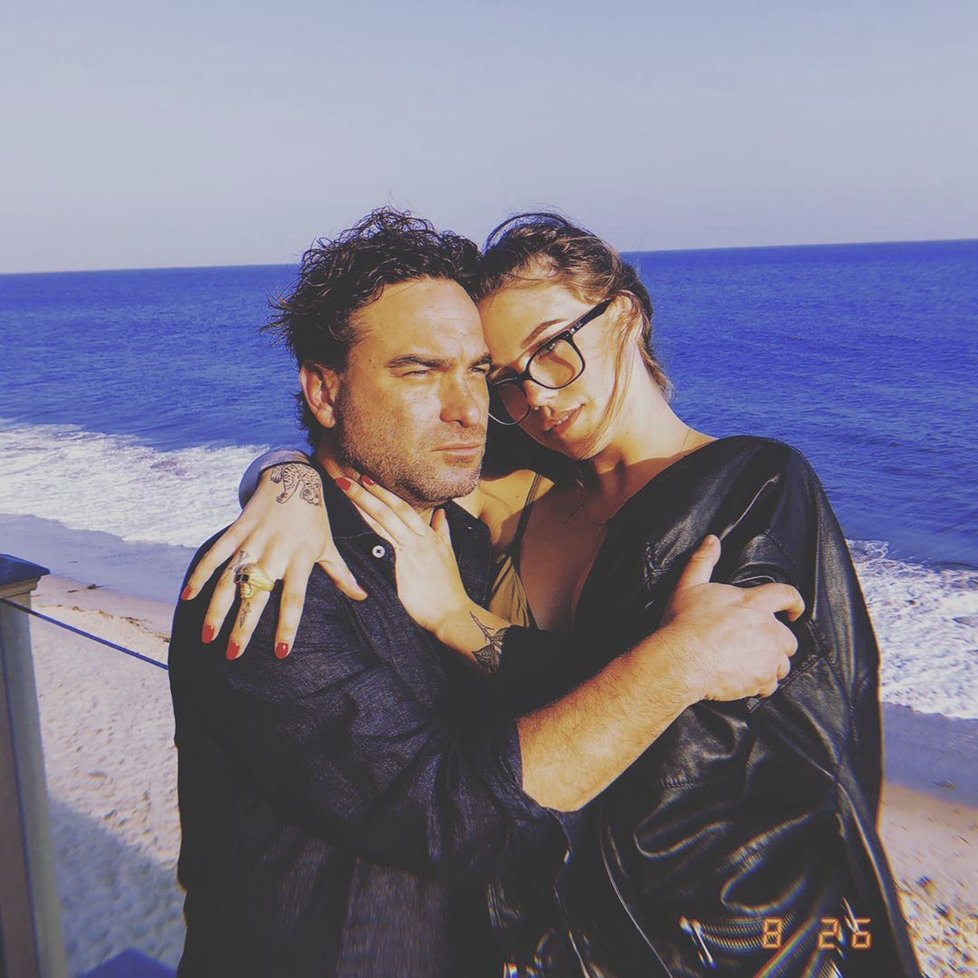 Johnny Galecki s modelkou Alainou Mayerovou