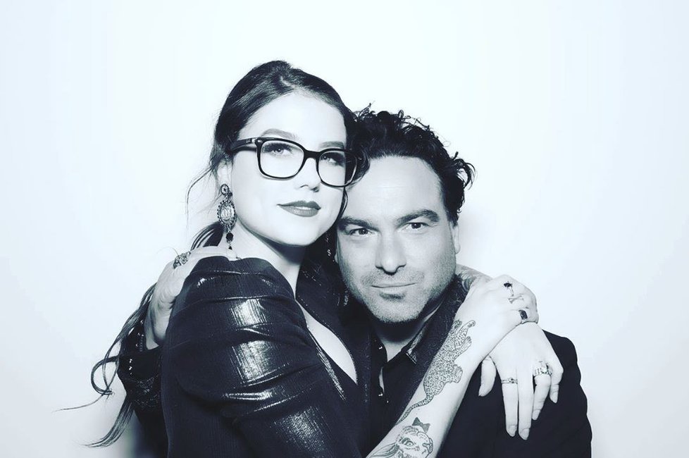 Johnny Galecki s modelkou Alainou Mayerovou