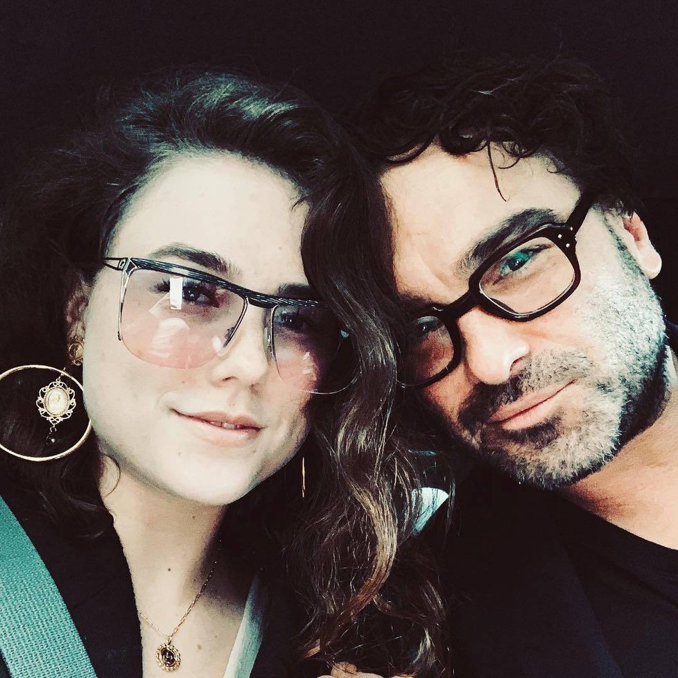 Johnny Galecki s modelkou Alainou Mayerovou