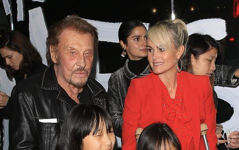 Francouzský zpěvák Johnny Hallyday ukázal na akci v Los Angeles indisponovanou manželku Laeticii, která přišla o berlích, a své dospívající dcerky Jade a Joy.