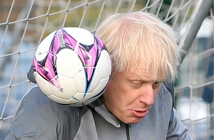 Britský ministerský předseda Boris Johnson se postavil do brány. Od mladých fotbalistek dostal „nakládačku“