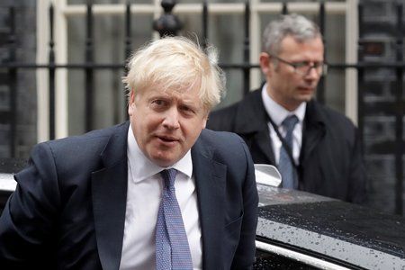 Britský premiér Boris Johnson na Downing street (13.2.2020)