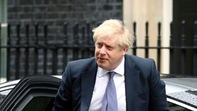 Britský premiér Boris Johnson v Downing Street