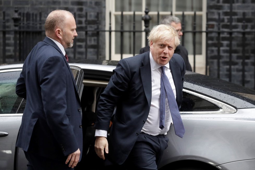 Britský premiér Boris Johnson na Downing street (13.2.2020)