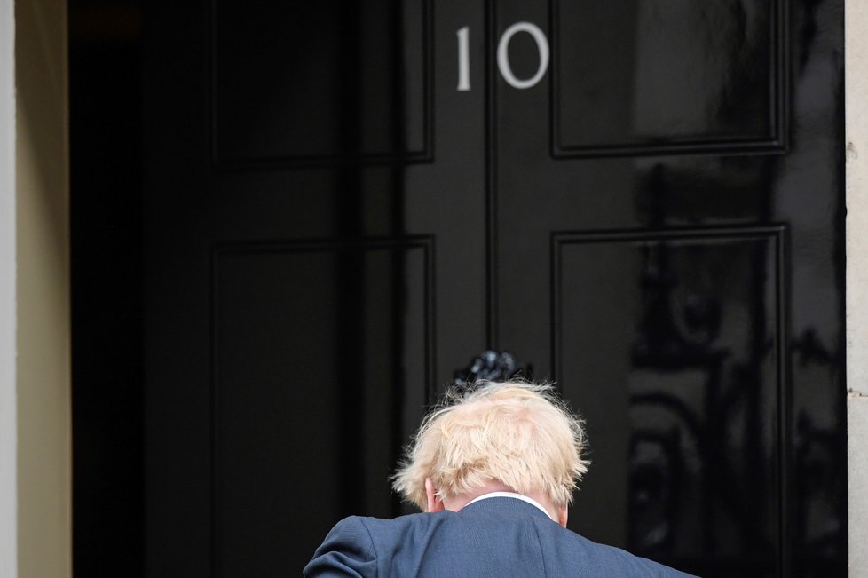 Britský premiér Boris Johnson v Downing Street