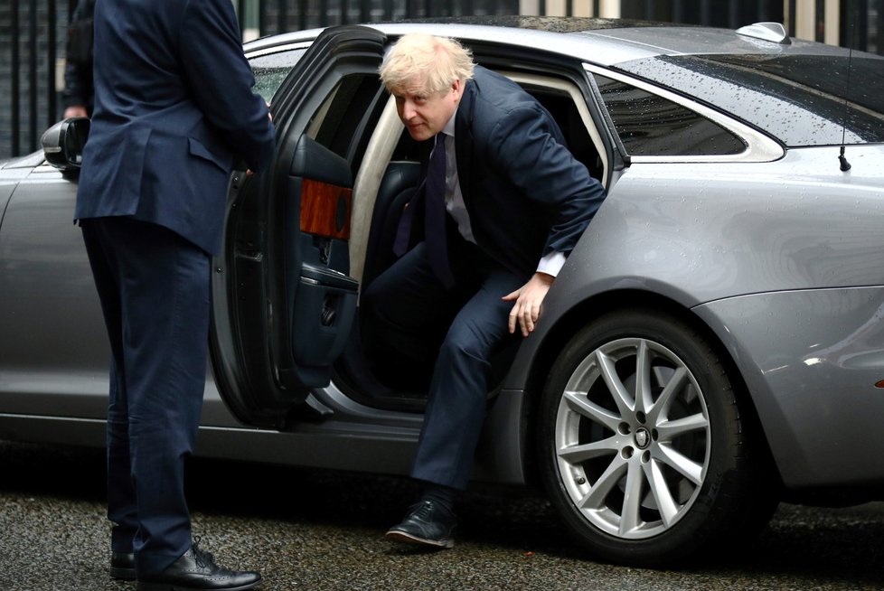 Britský premiér Boris Johnson na Downing street (13.2.2020)