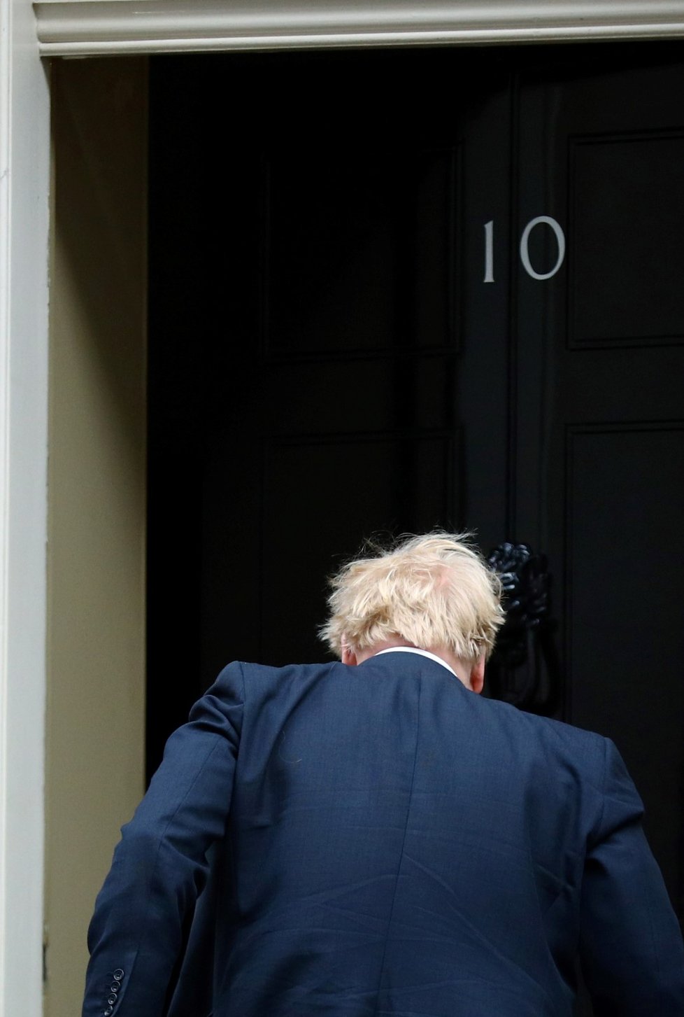 Britský premiér Boris Johnson v Downing Street