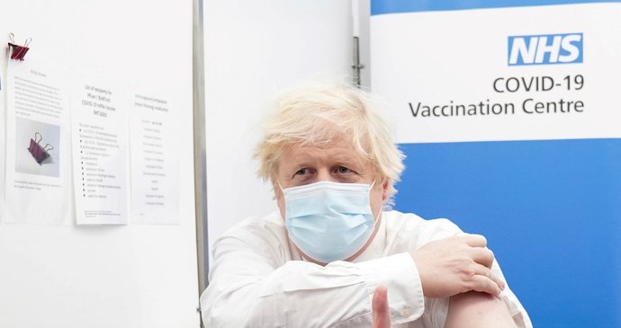 Britský premiér Boris Johnson dostal posilující dávku vakcíny (2. 12. 2021)