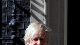 Premiér Boris Johnson s vlasy po měsících karantény.