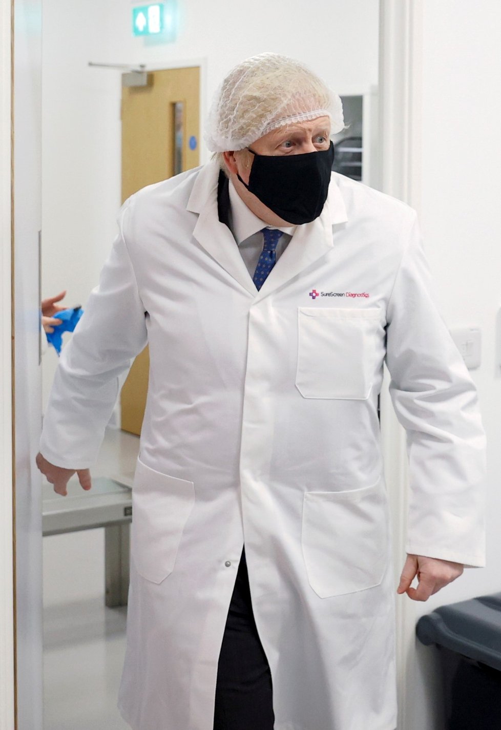 Britský premiér Boris Johnson na inspekci ve společnosti SureScreen Diagnostics ve městě Derby (8. 2. 2021)