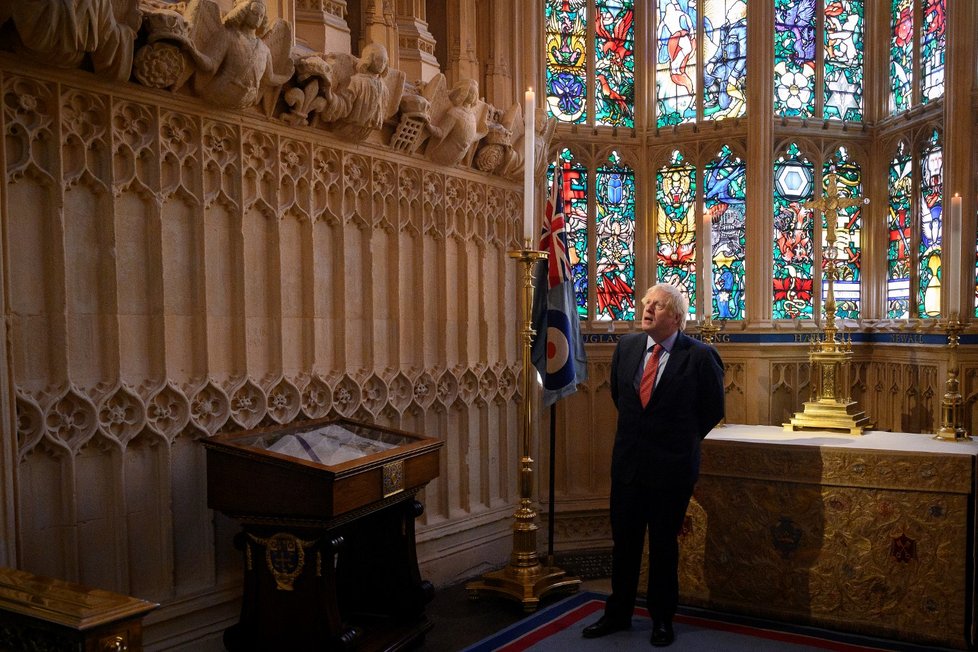 Britský premiér Boris Johnson během piety za oběti při 75. výročí konce 2. světové války (7. 5. 2020)