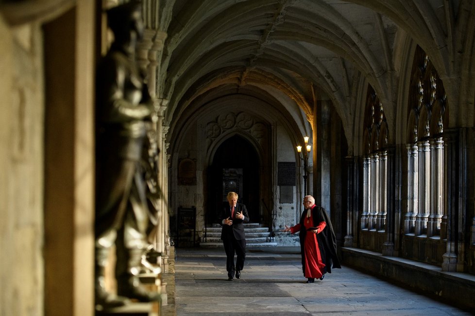 Britský premiér Boris Johnson během piety za oběti při 75. výročí konce 2. světové války (7. 5. 2020)