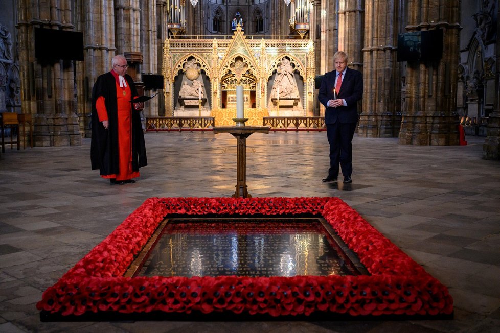 Britský premiér Boris Johnson během piety za oběti při 75. výročí konce 2. světové války (7. 5. 2020)