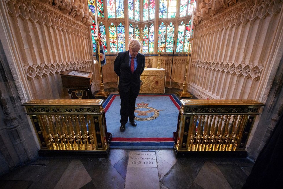 Britský premiér Boris Johnson během piety za oběti při 75. výročí konce 2. světové války (7. 5. 2020)