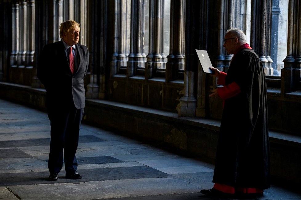 Britský premiér Boris Johnson během piety za oběti při 75. výročí konce 2. světové války (7. 5. 2020)