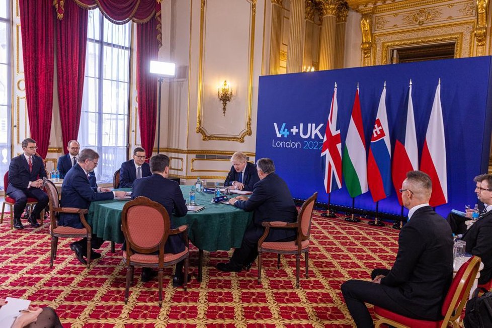 Premiér Petr Fiala (ODS) na jednání V4 v Londýně s britským premiérem Borisem Johnsonem (8.3.2022)