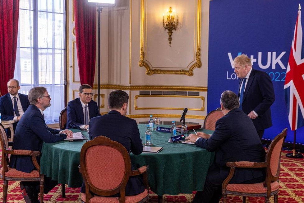 Premiér Petr Fiala (ODS) na jednání V4 v Londýně s britským premiérem Borisem Johnsonem (8.3.2022)