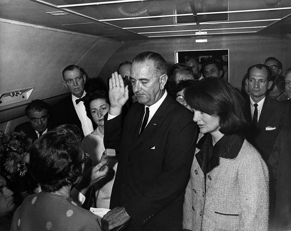 Lyndon Johnson přísahal v letadle, po smrti JFK.