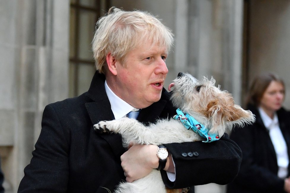 Boris Johnson v den předčasných voleb v Anglii: Procházel se s pejskem. (12.12.2019)