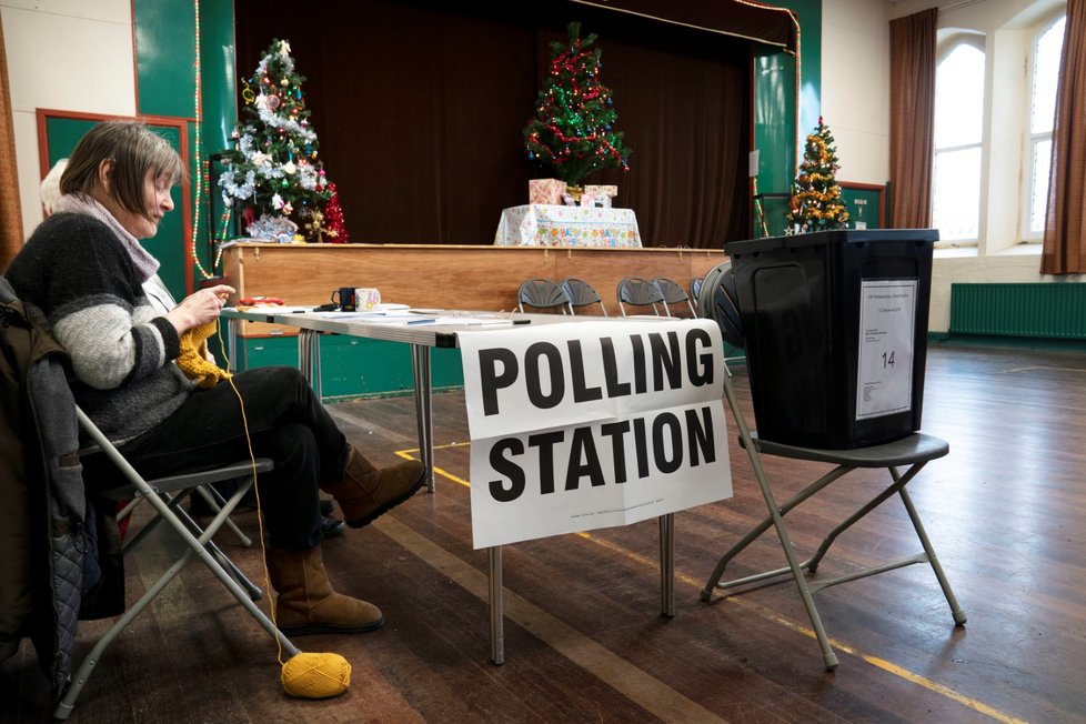 Boris Johnson v den předčasných voleb v Anglii: Procházel se s pejskem (12.12.2019