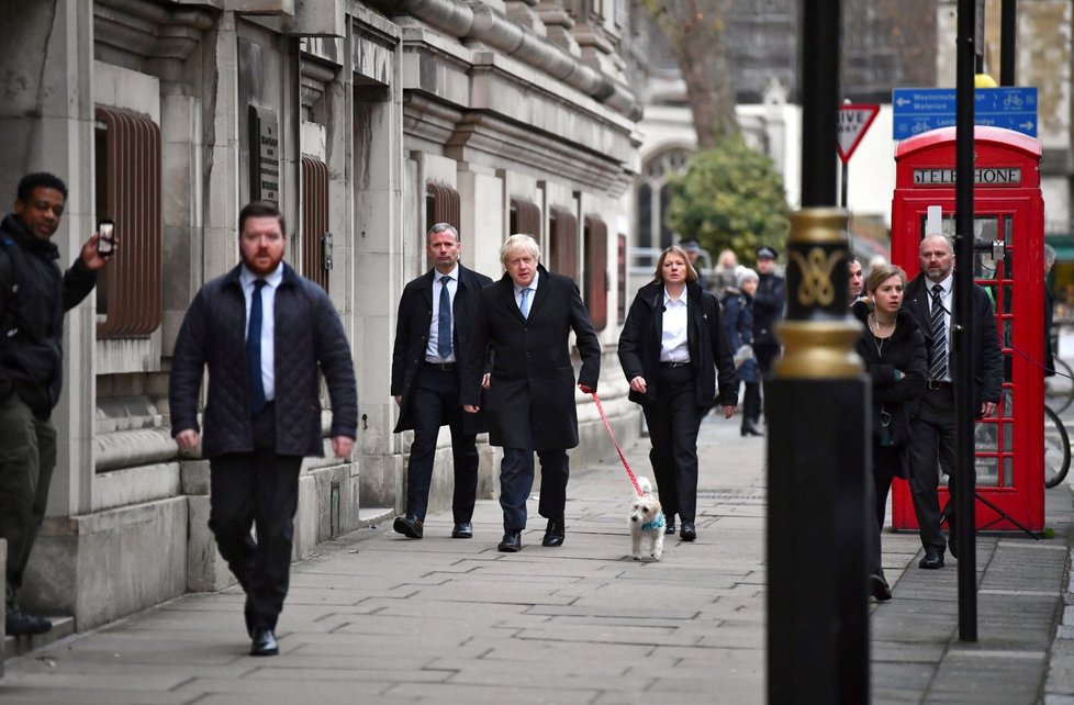 Boris Johnson v den předčasných voleb v Anglii: Procházel se s pejskem (12.12.2019