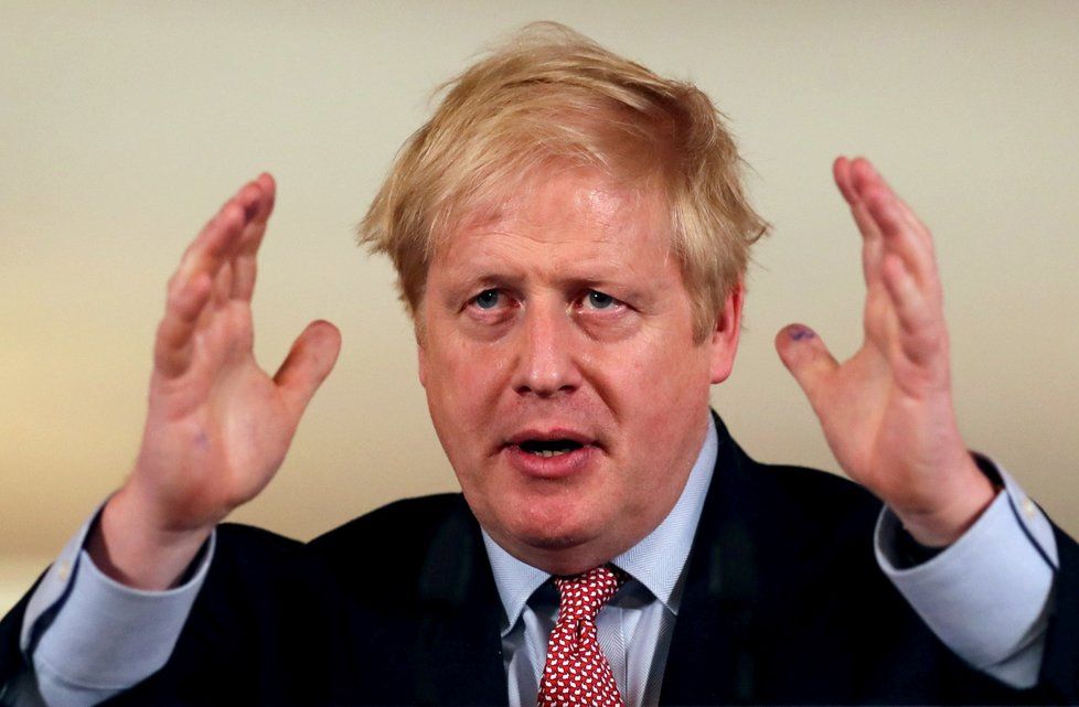 Britský premiér Boris Johnson ještě v plném nasazení