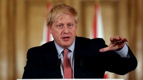 Britský premiér Boris Johnson ještě v plném nasazení