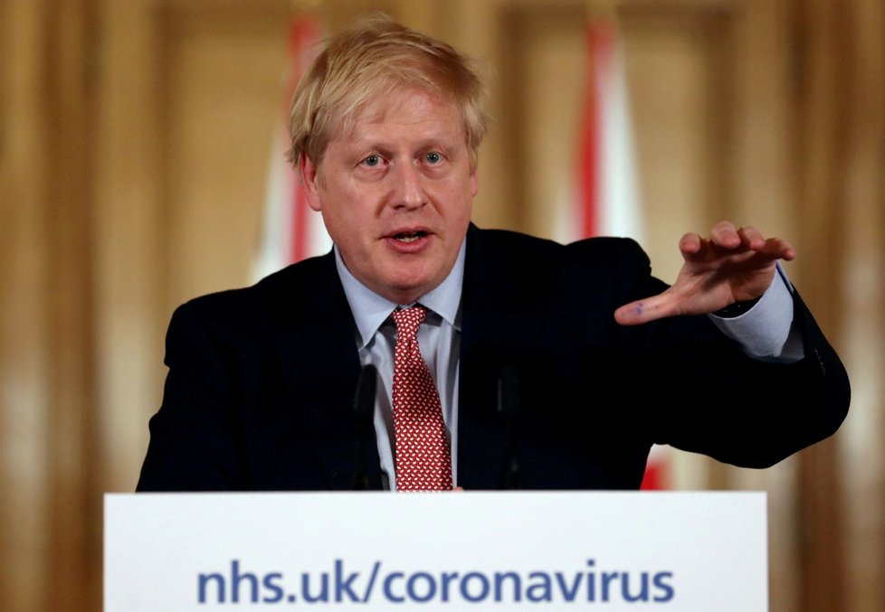 Britský premiér Boris Johnson ještě v plném nasazení