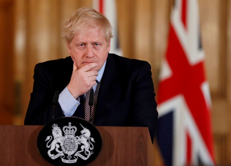 Britský premiér Boris Johnson ještě v plném nasazení