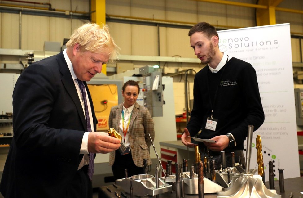 Ministerský předseda Boris Johnson se ku příležitosti posledního dne Británie v Evropské unii vydal se svou vládou do Národního sklářského centra v Sunderlandu (31. 1. 2020)