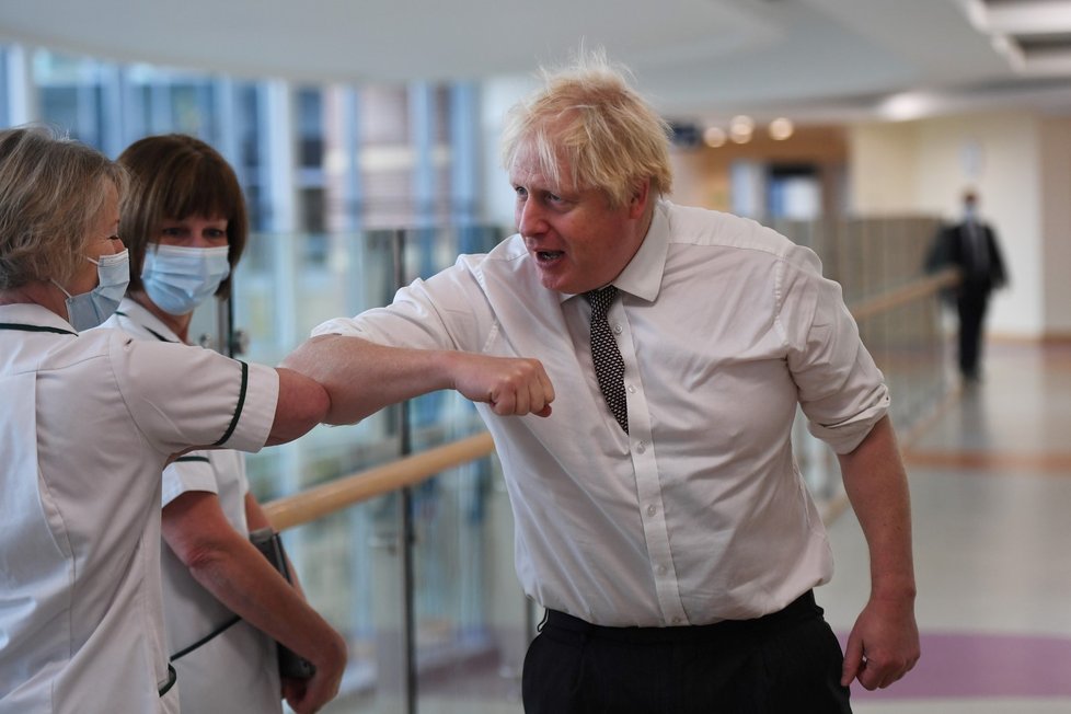 Britský premiér Boris Johnson se během své návštěvy nemocnice pohyboval po zařízení bez roušky (listopad 2021)