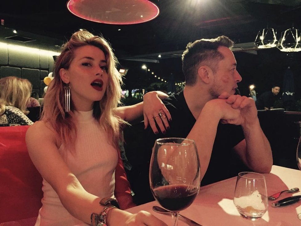 Amber Heard a Elon Musk se v roce 2017 veřejně přiznali ke svému vztahu.