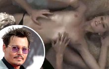 Johnny Depp dovolil přítelkyni Amber Heard úlety: Užívá si s holkama!