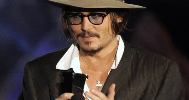 Johny Depp dal číšníkovi v přepočtu 70 tisíc korun.