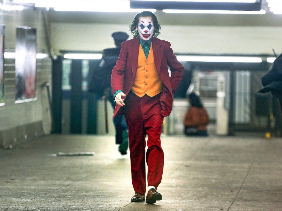 Joaquin Phoenix jako Joker ve stejnojmenném snímku.