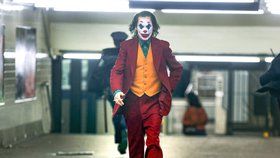 Joaquin Phoenix jako Joker ve stejnojmenném snímku.