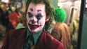 Joaquin Phoenix jako Joker ve stejnojmenném snímku