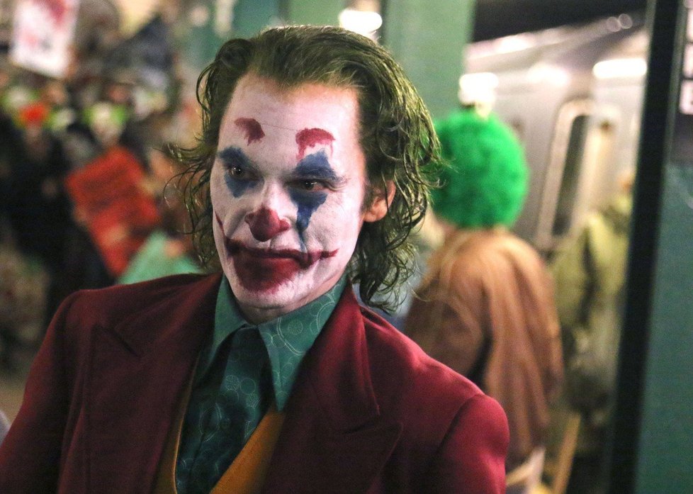 Joaquin Phoenix jako Joker ve stejnojmenném snímku.