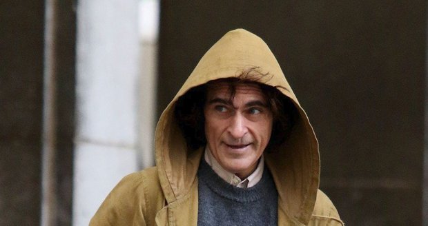 Joaquin Phoenix poprvé v masce Jokera. Trumfne Heatha Ledgera?