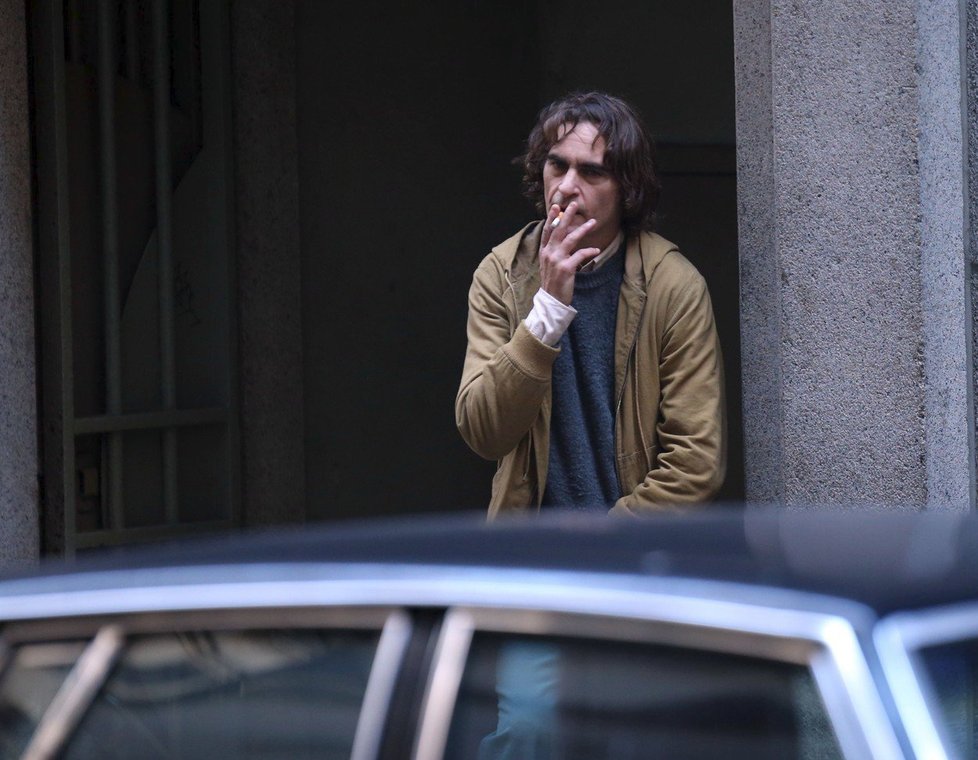 Joaquin Phoenix poprvé v masce Jokera. Trumfne Heatha Ledgera?