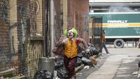 Zkrachovalý komediant Arthur Fleck (Joaquin Phoenix) se stává Jokerem od 3. října i v českých kinech.