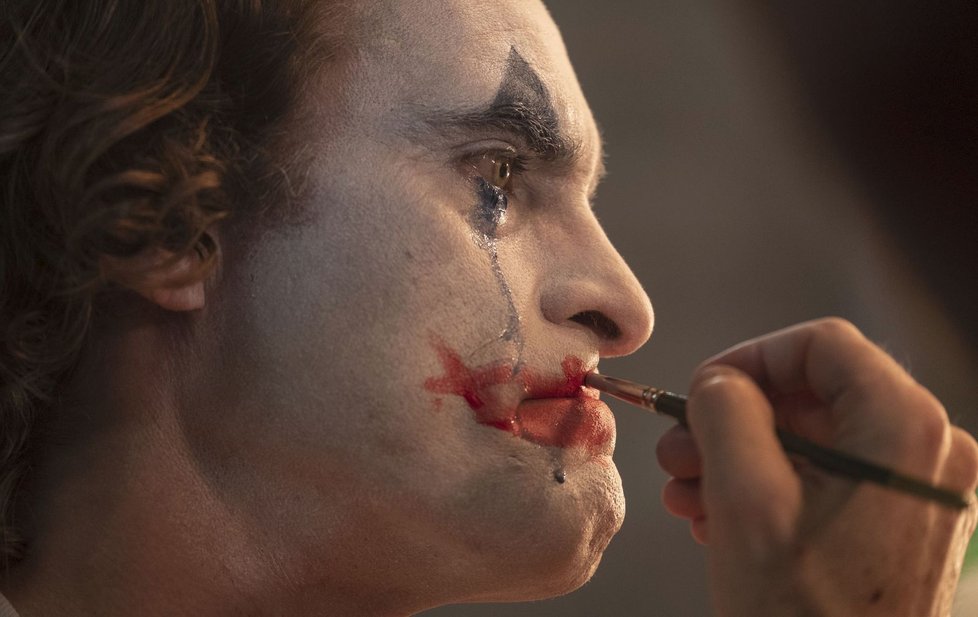 Zkrachovalý komediant Arthur Fleck (Joaquin Phoenix) se stává Jokerem od 3. října i v českých kinech.