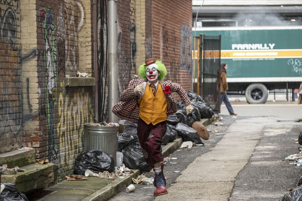 Zkrachovalý komediant Arthur Fleck (Joaquin Phoenix) se stává Jokerem od 3. října i v českých kinech.