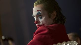 Recenze: Emotivní zrod klauna z Gothamu