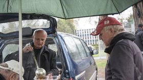 Teplý oběd pro lidi bez domova. Dvakrát týdně rozdává Centrum křesťanské pomoci jídlo stovkám lidí. Tentokrát s nimi pomáhal i Michal Horáček.