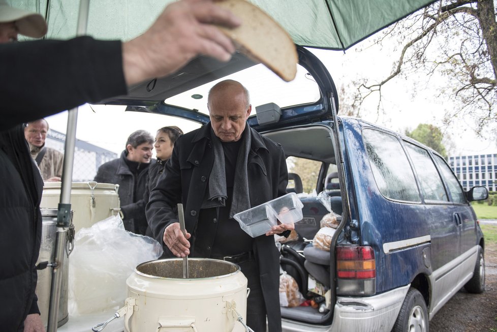 Teplý oběd pro lidi bez domova. Dvakrát týdně rozdává Centrum křesťanské pomoci jídlo stovkám lidí. Tentokrát s nimi pomáhal i Michal Horáček.