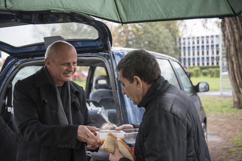 Teplý oběd pro lidi bez domova. Dvakrát týdně rozdává Centrum křesťanské pomoci jídlo stovkám lidí. Tentokrát s nimi pomáhal i Michal Horáček.